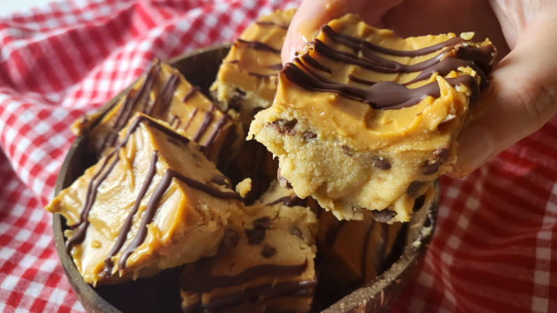 Quadrotti proteici ai ceci con burro d'arachidi e cioccolato