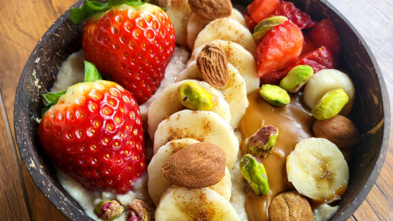 Porridge proteico con fragole, frutta secca e cannella
